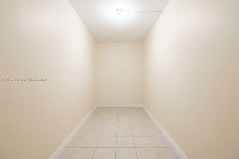 Condo in North Miami, Florida, 2 bedrooms № 2244150 - photo 26