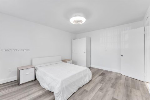 Condo in North Miami, Florida, 2 bedrooms № 2244150 - photo 18