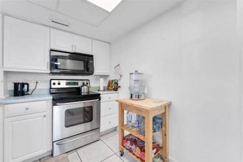 Condo in North Miami, Florida, 2 bedrooms № 2244150 - photo 11