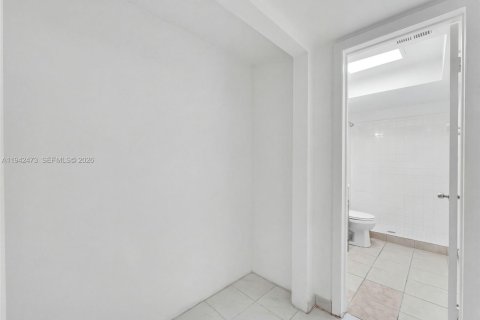 Condo in North Miami, Florida, 2 bedrooms № 2244150 - photo 14