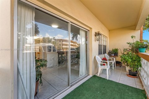 Condo in North Miami, Florida, 2 bedrooms № 2244150 - photo 3