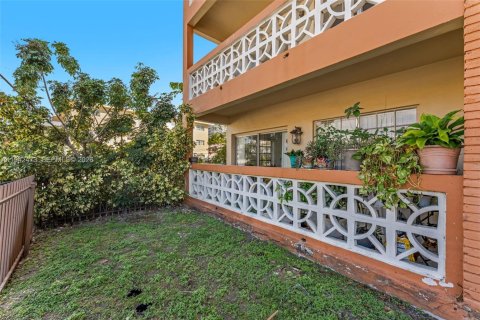 Condo in North Miami, Florida, 2 bedrooms № 2244150 - photo 28