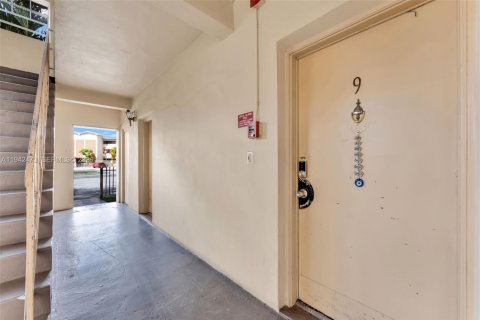 Condo in North Miami, Florida, 2 bedrooms № 2244150 - photo 27