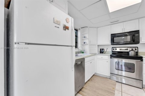 Condo in North Miami, Florida, 2 bedrooms № 2244150 - photo 12