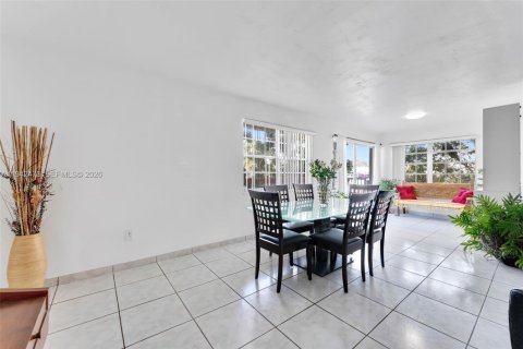 Condo in North Miami, Florida, 2 bedrooms № 2244150 - photo 8