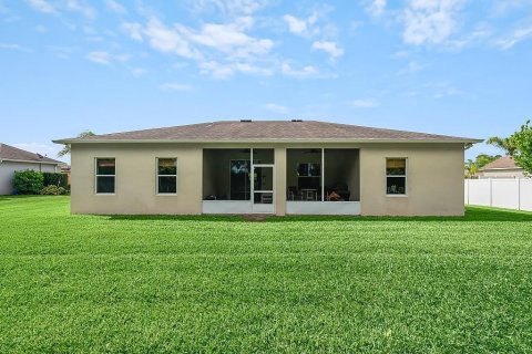 House in Vero Beach, Florida 4 bedrooms, 191.56 sq.m. № 1103335 - photo 1