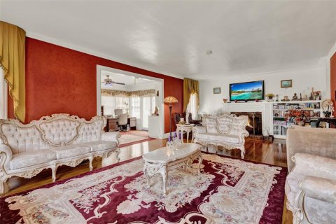 House in Leesburg, Florida 4 bedrooms, 286.88 sq.m. № 1745373 - photo 8