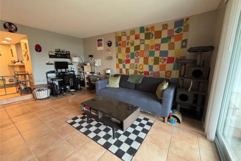 Снять в аренду кондоминиум в Лодерхилл, Флорида 1 спальня, 74.32м2, № 1947103 - фото 1