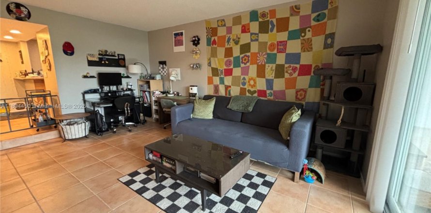 Кондоминиум с 1 спальней в Лодерхилл, Флорида № 1947103