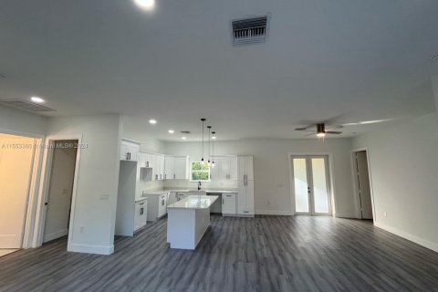 House in Lehigh Acres, Florida 3 bedrooms, 152.55 sq.m. № 1812181 - photo 7