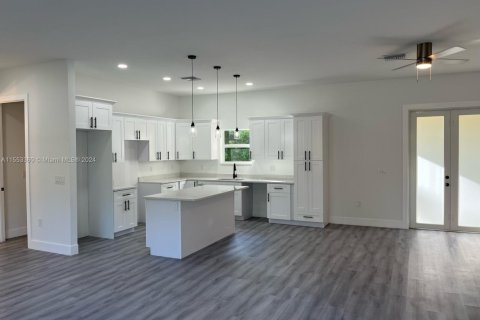 House in Lehigh Acres, Florida 3 bedrooms, 152.55 sq.m. № 1812181 - photo 5
