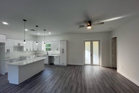 House in Lehigh Acres, Florida 3 bedrooms, 152.55 sq.m. № 1812181 - photo 9