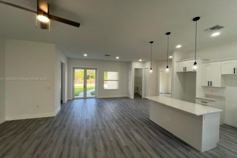 House in Lehigh Acres, Florida 3 bedrooms, 152.55 sq.m. № 1812181 - photo 6