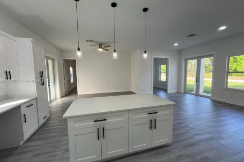 House in Lehigh Acres, Florida 3 bedrooms, 152.55 sq.m. № 1812181 - photo 8