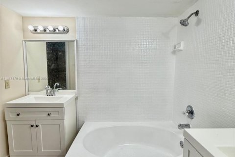 Condominio en alquiler en Miami, Florida, 2 dormitorios, 108.7 m2 № 1960903 - foto 24