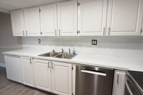 Condominio en alquiler en Miami, Florida, 2 dormitorios, 108.7 m2 № 1960903 - foto 12