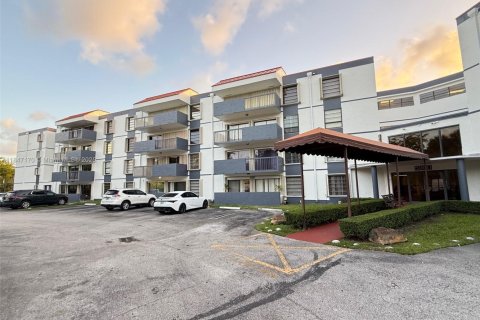 Condominio en alquiler en Miami, Florida, 2 dormitorios, 108.7 m2 № 1960903 - foto 1