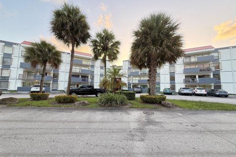 Condominio en alquiler en Miami, Florida, 2 dormitorios, 108.7 m2 № 1960903 - foto 3