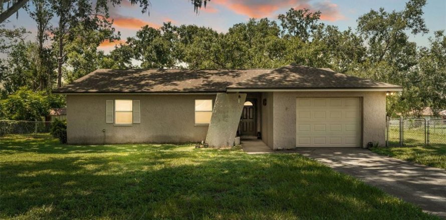 House in Lakeland, Florida 3 bedrooms, 124.49 sq.m. № 1908990