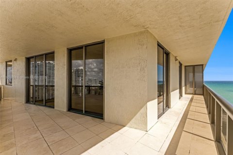 Condominio en venta en Sunny Isles Beach, Florida, 2 dormitorios, 124.67 m2 № 2012356 - foto 21