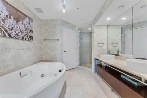 Condominio en venta en Sunny Isles Beach, Florida, 2 dormitorios, 124.67 m2 № 2012356 - foto 16