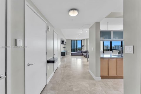 Condominio en venta en Sunny Isles Beach, Florida, 2 dormitorios, 124.67 m2 № 2012356 - foto 2