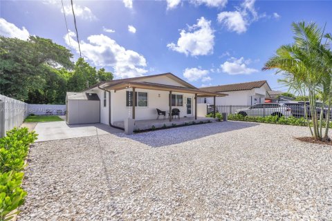 Снять в аренду виллу или дом в Майами, Флорида 2 спальни, 69.21м2, № 1998988 - фото 3