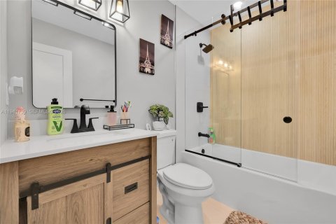 Снять в аренду виллу или дом в Майами, Флорида 2 спальни, 69.21м2, № 1998988 - фото 11