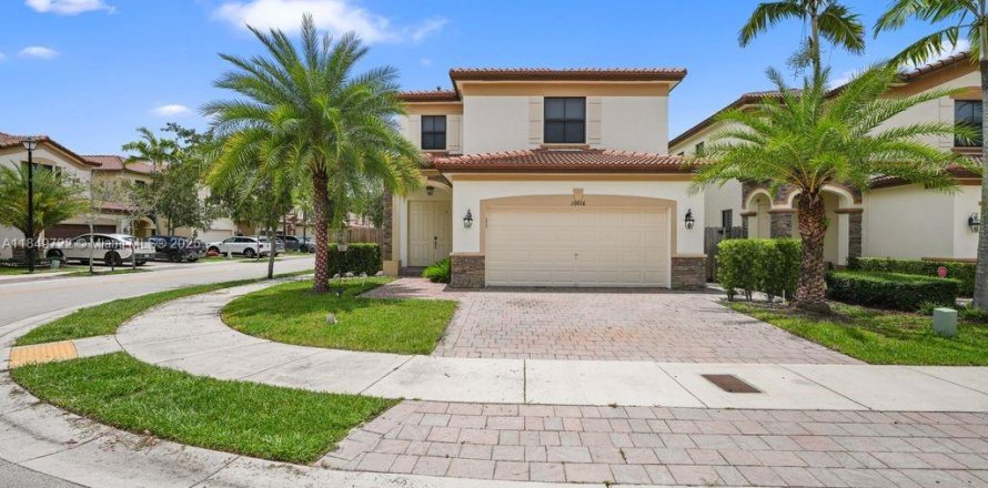 House in Doral, Florida 3 bedrooms, 228.73 sq.m. № 1858904