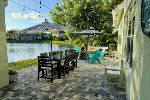 House in Jupiter, Florida 4 bedrooms, 256.32 sq.m. № 2275169 - photo 4