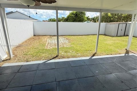 House in Miami, Florida 3 bedrooms, 114.83 sq.m. № 1940977 - photo 13