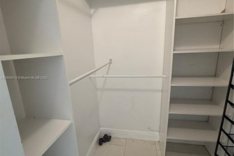 House in Miami, Florida 3 bedrooms, 114.83 sq.m. № 1940977 - photo 12