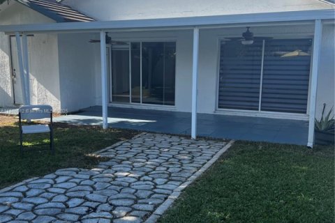 House in Miami, Florida 3 bedrooms, 114.83 sq.m. № 1940977 - photo 15