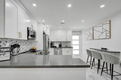 Villa ou maison à louer à Fort Lauderdale, Floride: 3 chambres, 103.21 m2 № 2386835 - photo 3