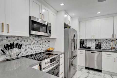 Villa ou maison à louer à Fort Lauderdale, Floride: 3 chambres, 103.21 m2 № 2386835 - photo 4