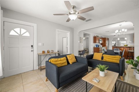 Villa ou maison à vendre à Tampa, Floride: 4 chambres, 185.9 m2 № 1630821 - photo 5