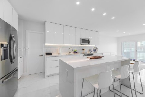 Condominio en alquiler en Hallandale Beach, Florida, 1 dormitorio, 80.82 m2 № 1936434 - foto 2