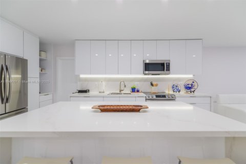 Condominio en alquiler en Hallandale Beach, Florida, 1 dormitorio, 80.82 m2 № 1936434 - foto 16