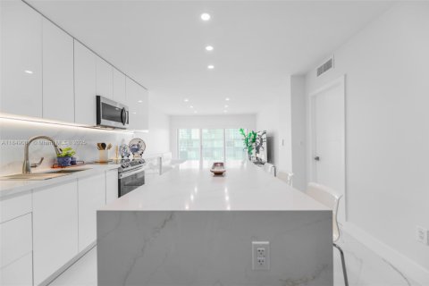 Condominio en alquiler en Hallandale Beach, Florida, 1 dormitorio, 80.82 m2 № 1936434 - foto 1