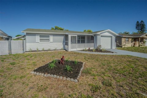 House in Holiday, Florida 2 bedrooms, 79.9 sq.m. № 1640287 - photo 2