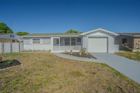 House in Holiday, Florida 2 bedrooms, 79.9 sq.m. № 1640287 - photo 1