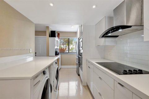 Townhouse in Miami, Florida 2 bedrooms, 111.48 sq.m. № 1864753 - photo 5