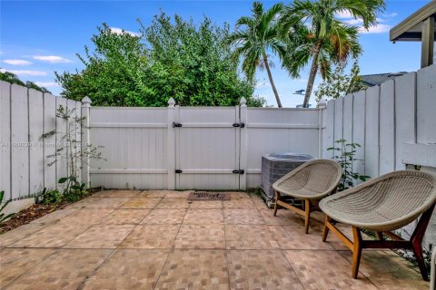 Townhouse in Miami, Florida 2 bedrooms, 111.48 sq.m. № 1864753 - photo 18