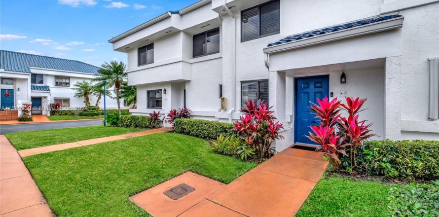 Townhouse in Miami, Florida 2 bedrooms, 111.48 sq.m. № 1864753