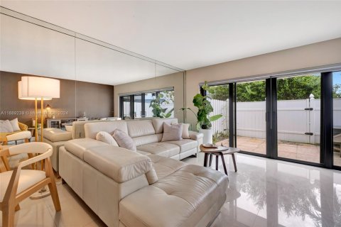 Townhouse in Miami, Florida 2 bedrooms, 111.48 sq.m. № 1864753 - photo 10