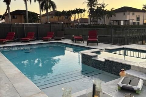 House in Miami, Florida 4 bedrooms, 217.21 sq.m. № 2080758 - photo 9