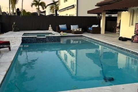 House in Miami, Florida 4 bedrooms, 217.21 sq.m. № 2080758 - photo 8