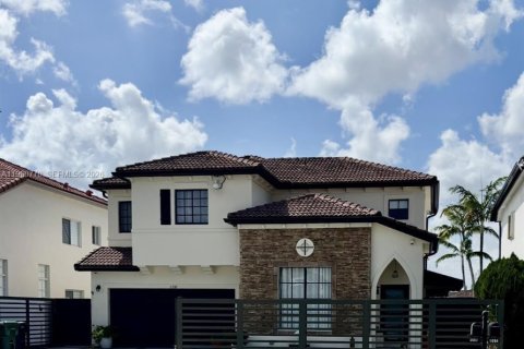 House in Miami, Florida 4 bedrooms, 217.21 sq.m. № 2080758