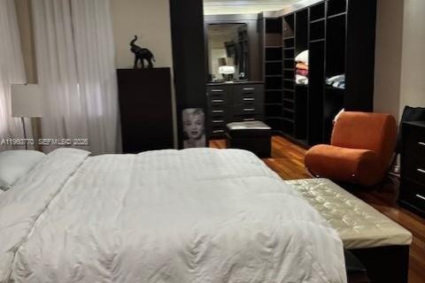 House in Miami, Florida 4 bedrooms, 217.21 sq.m. № 2080758 - photo 5