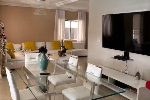 House in Miami, Florida 4 bedrooms, 217.21 sq.m. № 2080758 - photo 2